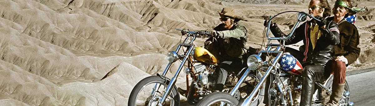 Twee chopper motoren rijden naastelkaar