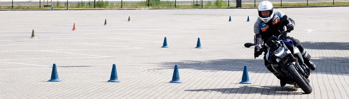 Motorrijder slalomt door pionnetjes