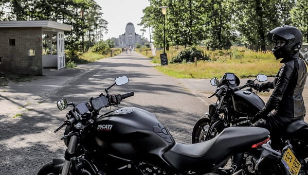 Motorrijder in bos Veluwe