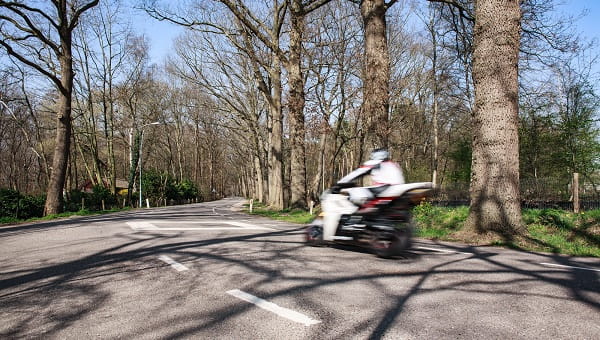 Motorrijder in bos Veluwe